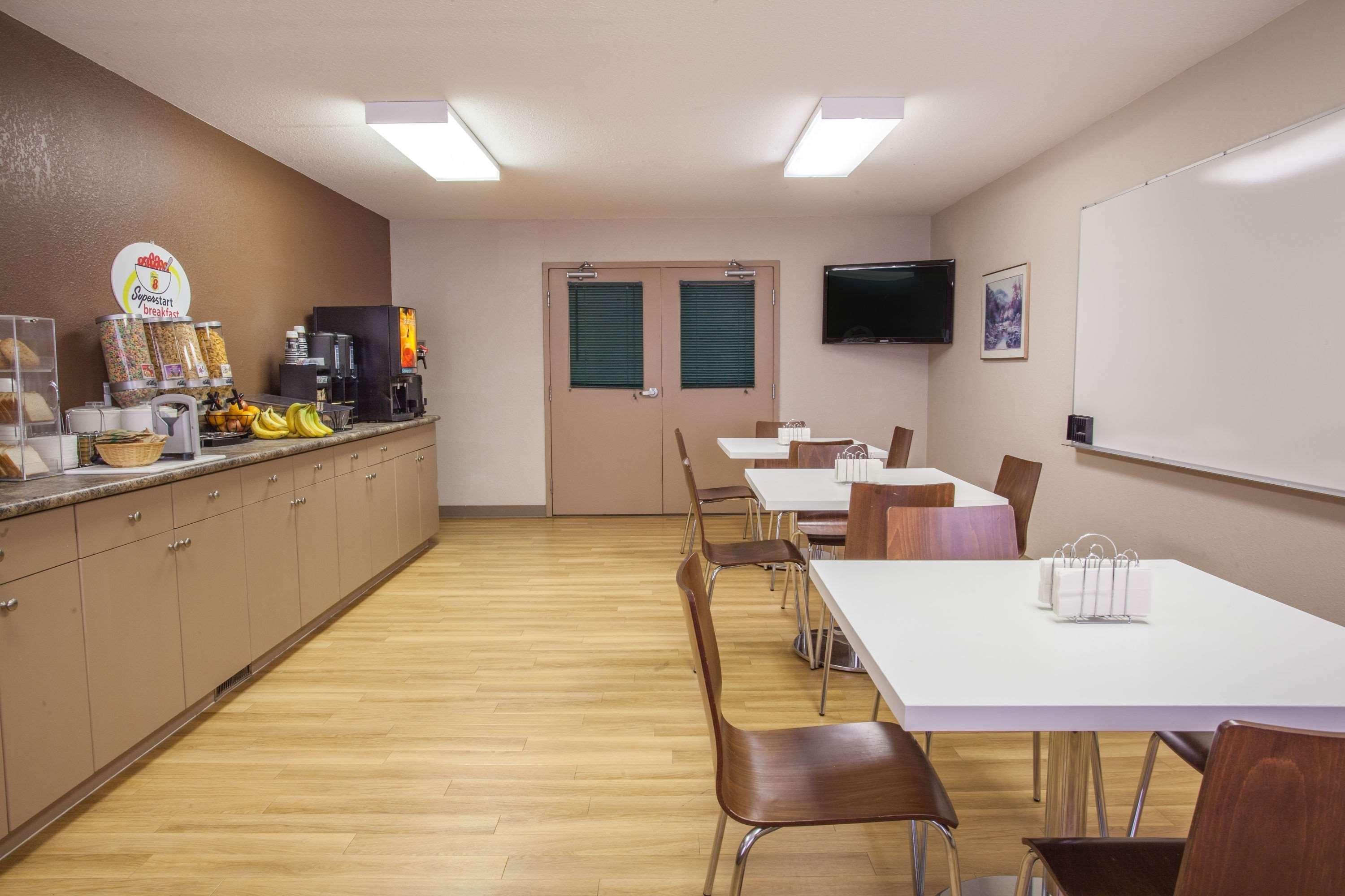 Super 8 By Wyndham Meadow Lake Εξωτερικό φωτογραφία