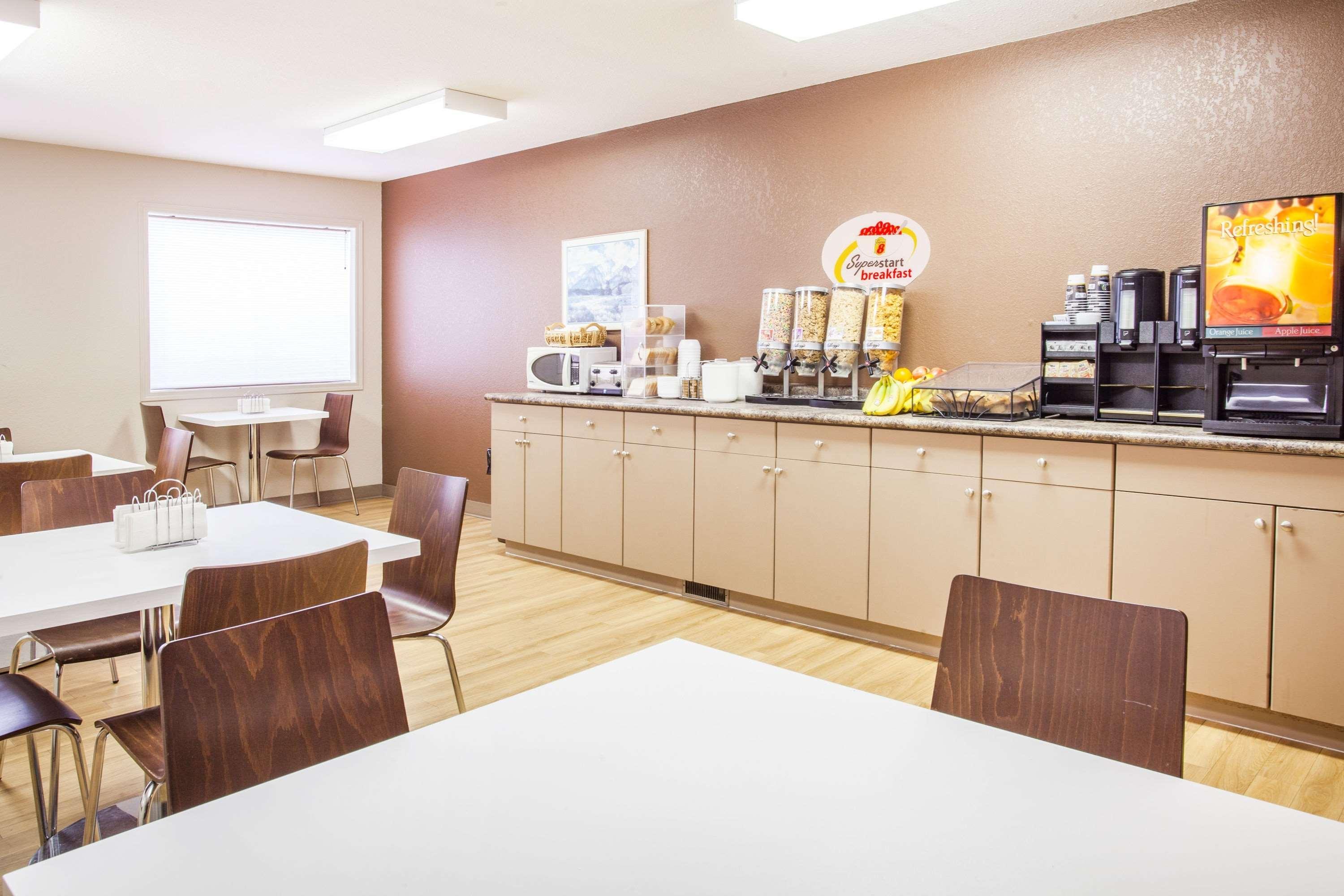 Super 8 By Wyndham Meadow Lake Εξωτερικό φωτογραφία